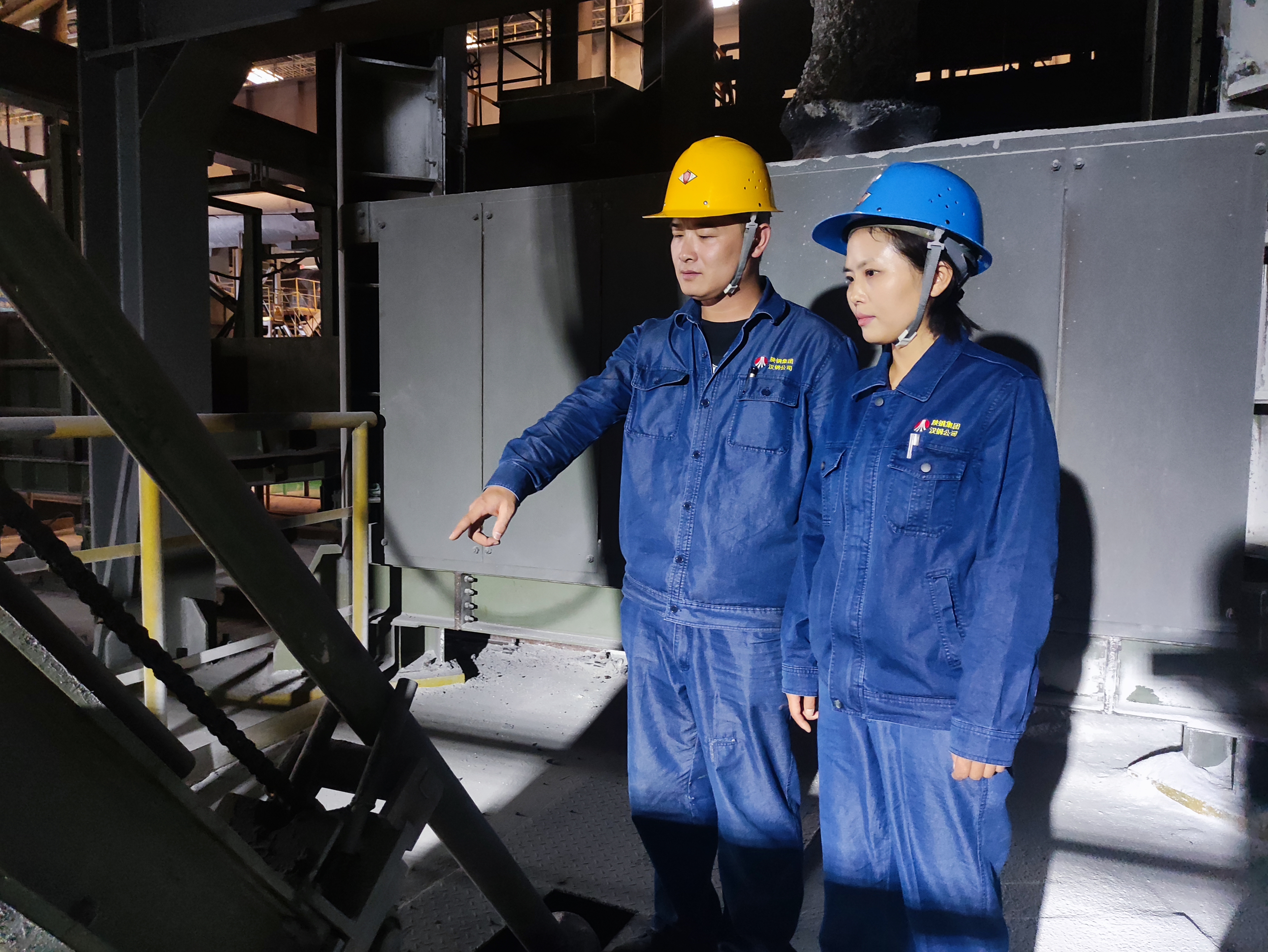 深入現(xiàn)場(chǎng)解難題，把青春寫(xiě)在鋼城一線(xiàn) ——記漢鋼公司2023年度“先進(jìn)工作者”王偉